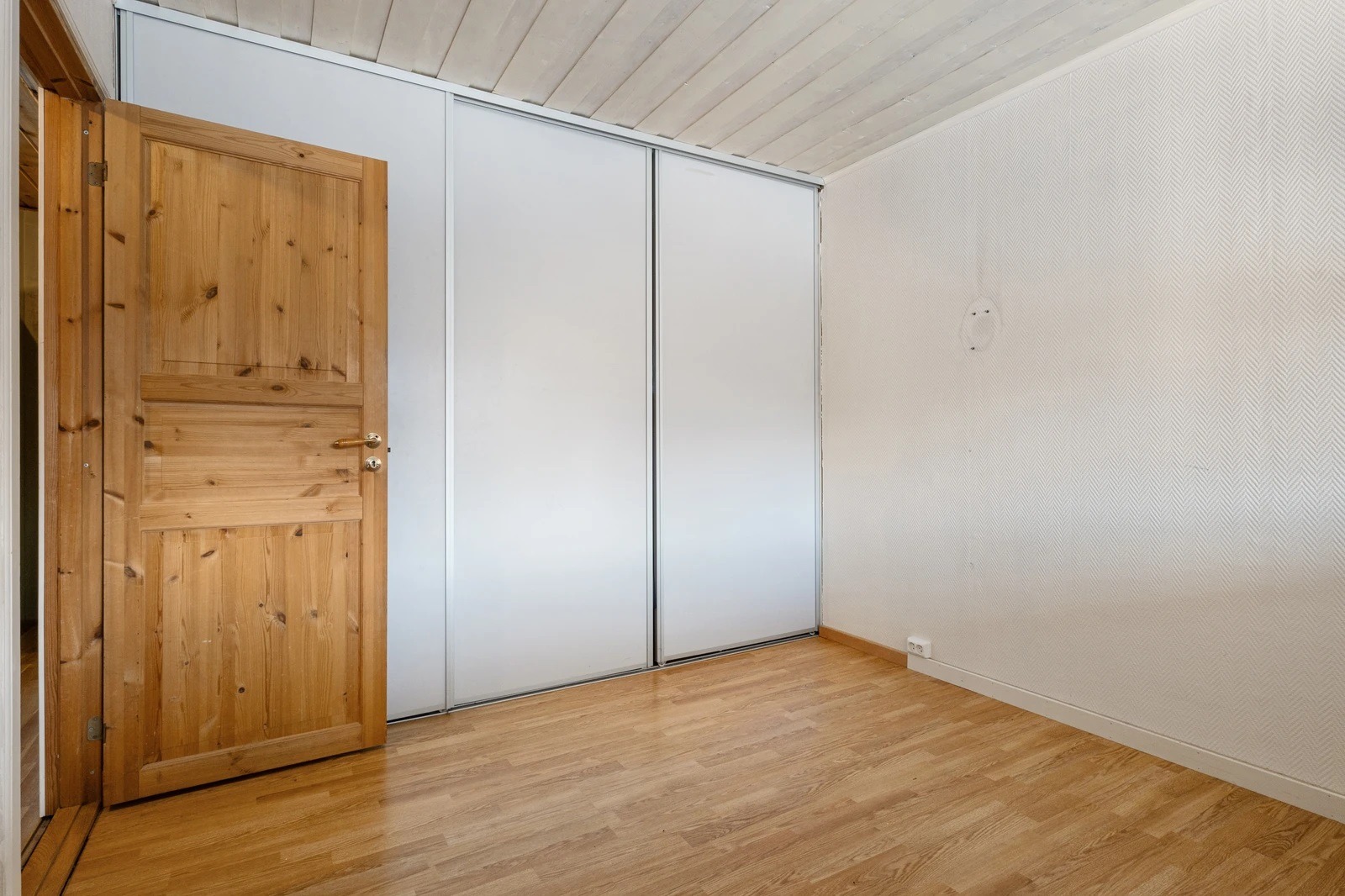 Hovedsoverommet med stor innebygdt garderobe.